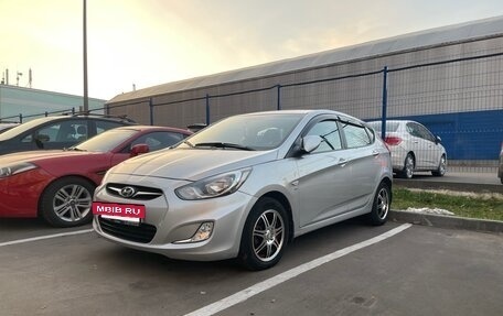 Hyundai Solaris II рестайлинг, 2011 год, 970 000 рублей, 2 фотография