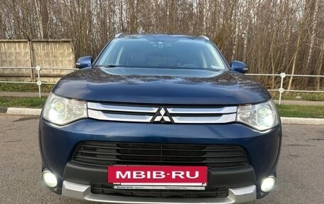 Mitsubishi Outlander III рестайлинг 3, 2014 год, 1 490 000 рублей, 4 фотография
