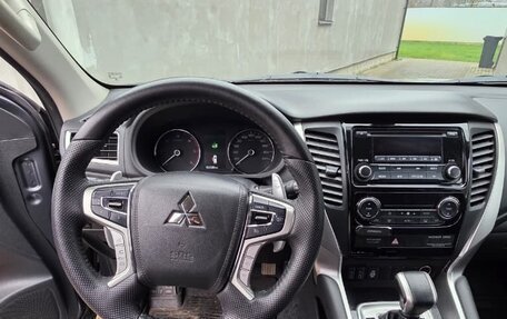 Mitsubishi Pajero Sport III рестайлинг, 2019 год, 2 800 000 рублей, 10 фотография