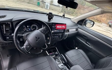 Mitsubishi Outlander III рестайлинг 3, 2018 год, 1 850 000 рублей, 4 фотография