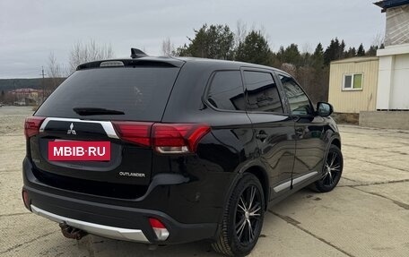 Mitsubishi Outlander III рестайлинг 3, 2018 год, 1 850 000 рублей, 2 фотография