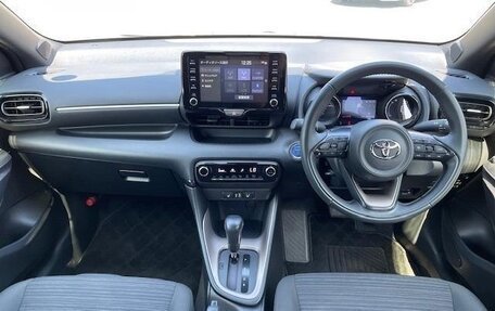 Toyota Yaris, 2022 год, 1 010 000 рублей, 11 фотография