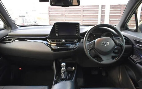 Toyota C-HR I рестайлинг, 2022 год, 1 400 000 рублей, 8 фотография