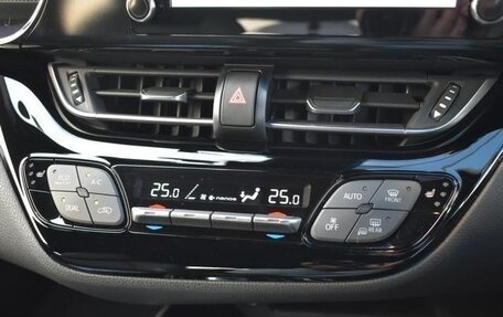 Toyota C-HR I рестайлинг, 2022 год, 1 400 000 рублей, 18 фотография