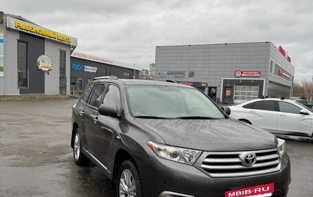 Toyota Highlander III, 2011 год, 2 100 000 рублей, 2 фотография