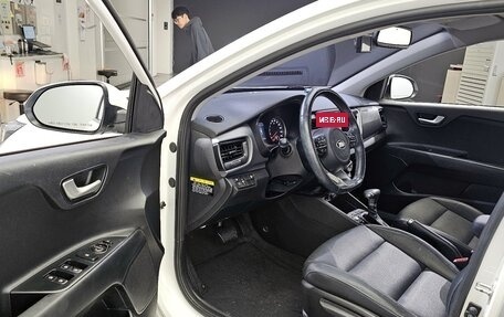 KIA Stonic, 2018 год, 1 480 000 рублей, 16 фотография