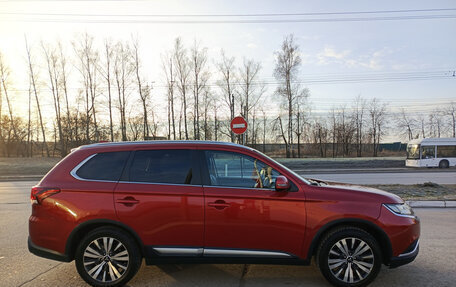 Mitsubishi Outlander III рестайлинг 3, 2019 год, 2 250 000 рублей, 5 фотография