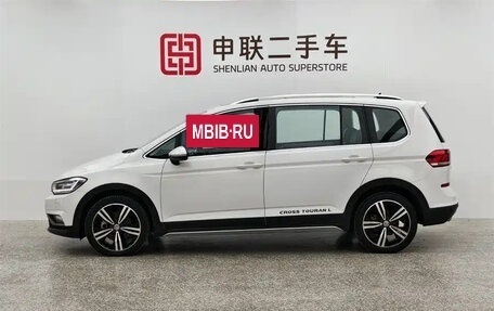 Volkswagen Touran III, 2022 год, 2 200 000 рублей, 4 фотография