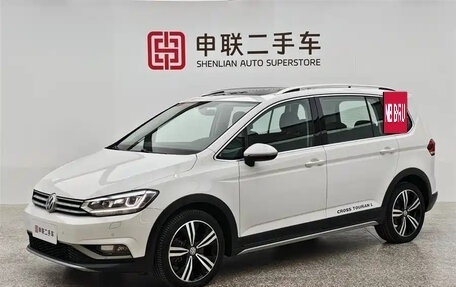 Volkswagen Touran III, 2022 год, 2 200 000 рублей, 2 фотография