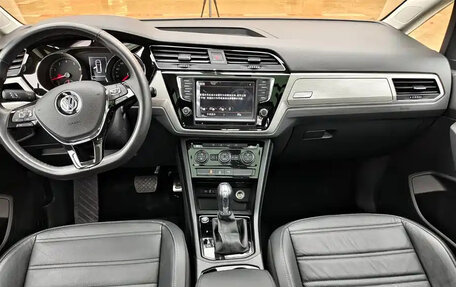 Volkswagen Touran III, 2022 год, 2 200 000 рублей, 7 фотография