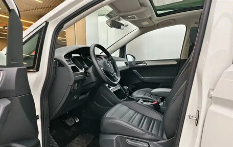 Volkswagen Touran III, 2022 год, 2 200 000 рублей, 8 фотография