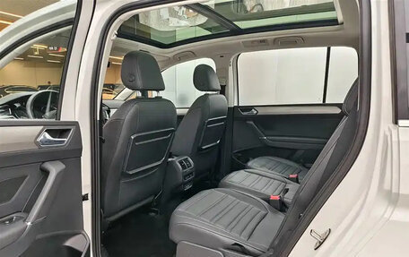 Volkswagen Touran III, 2022 год, 2 200 000 рублей, 9 фотография