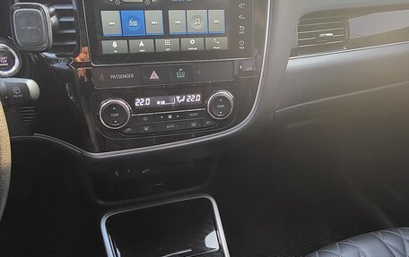 Mitsubishi Outlander III рестайлинг 3, 2022 год, 3 000 000 рублей, 6 фотография