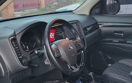 Mitsubishi Outlander III рестайлинг 3, 2022 год, 3 000 000 рублей, 2 фотография