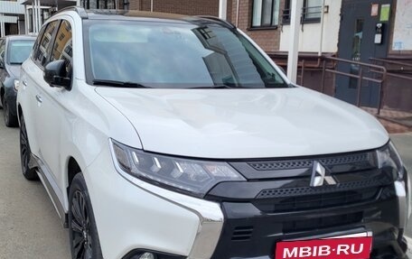 Mitsubishi Outlander III рестайлинг 3, 2022 год, 3 000 000 рублей, 12 фотография