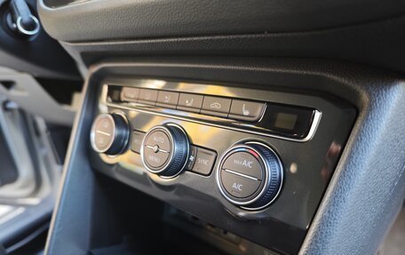 Volkswagen Tiguan II, 2019 год, 2 400 000 рублей, 26 фотография