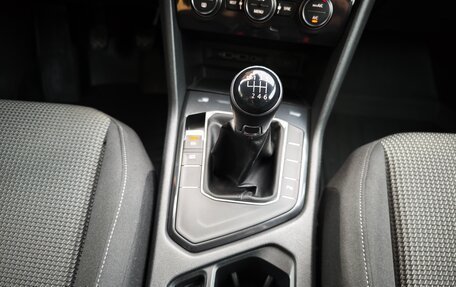 Volkswagen Tiguan II, 2019 год, 2 400 000 рублей, 28 фотография