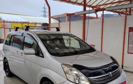 Toyota ISis I, 2005 год, 900 000 рублей, 1 фотография