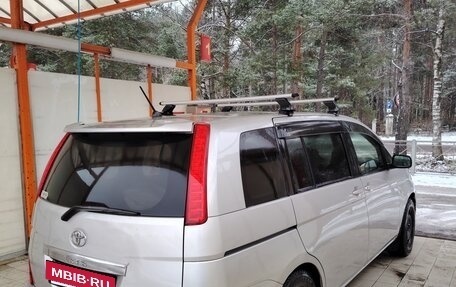 Toyota ISis I, 2005 год, 900 000 рублей, 3 фотография