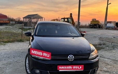 Volkswagen Jetta VI, 2013 год, 800 000 рублей, 2 фотография