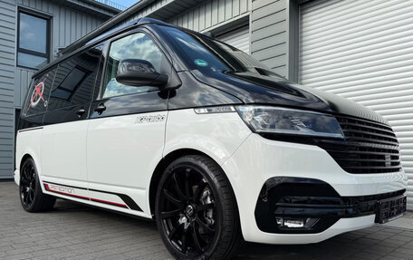 Volkswagen Multivan T6 рестайлинг, 2024 год, 7 600 000 рублей, 2 фотография