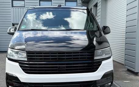 Volkswagen Multivan T6 рестайлинг, 2024 год, 7 600 000 рублей, 3 фотография