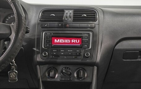 Volkswagen Polo VI (EU Market), 2015 год, 900 000 рублей, 24 фотография