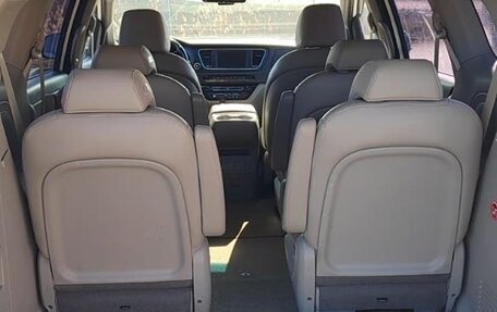 KIA Carnival III, 2017 год, 2 450 000 рублей, 8 фотография