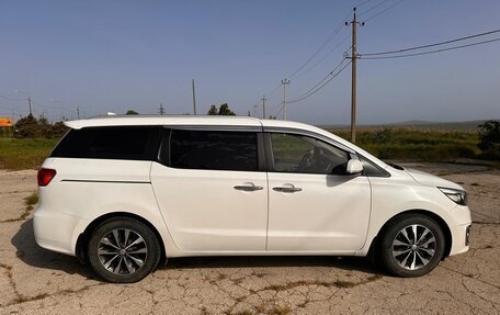 KIA Carnival III, 2017 год, 2 450 000 рублей, 3 фотография