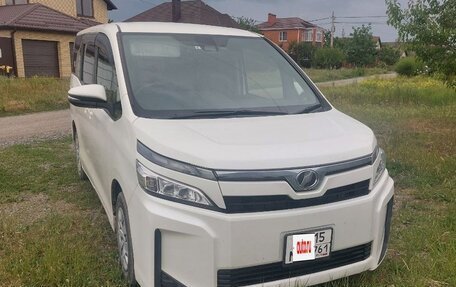 Toyota Voxy III, 2019 год, 2 400 000 рублей, 2 фотография