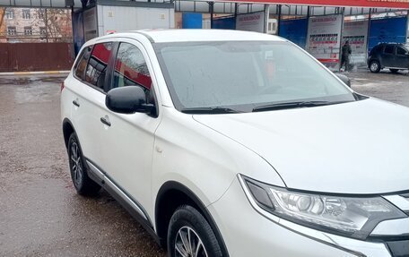 Mitsubishi Outlander III рестайлинг 3, 2018 год, 1 700 000 рублей, 2 фотография