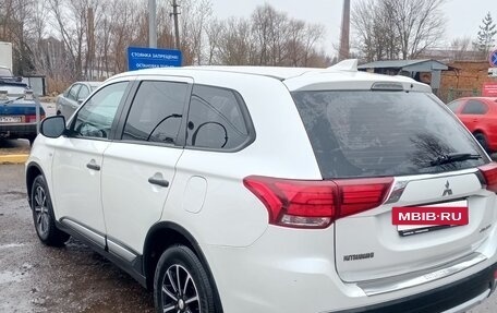 Mitsubishi Outlander III рестайлинг 3, 2018 год, 1 700 000 рублей, 4 фотография