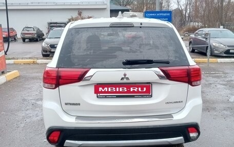 Mitsubishi Outlander III рестайлинг 3, 2018 год, 1 700 000 рублей, 5 фотография