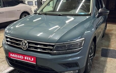 Volkswagen Tiguan II, 2020 год, 2 350 000 рублей, 2 фотография