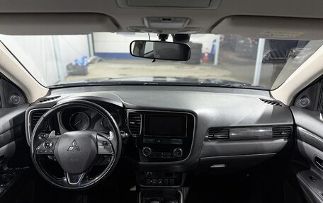 Mitsubishi Outlander III рестайлинг 3, 2017 год, 2 030 000 рублей, 10 фотография