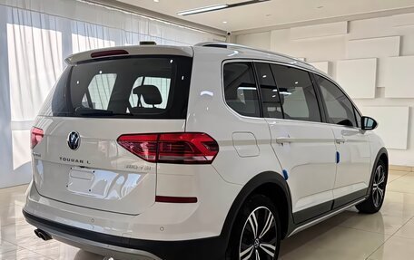 Volkswagen Touran III, 2022 год, 2 199 000 рублей, 4 фотография