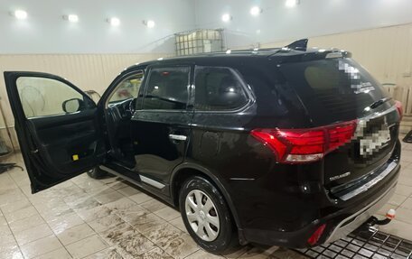 Mitsubishi Outlander III рестайлинг 3, 2020 год, 1 850 000 рублей, 2 фотография