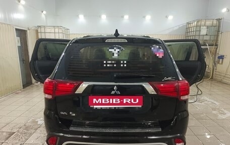 Mitsubishi Outlander III рестайлинг 3, 2020 год, 1 850 000 рублей, 3 фотография