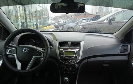 Hyundai Solaris II рестайлинг, 2012 год, 800 000 рублей, 17 фотография