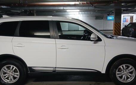 Mitsubishi Outlander III рестайлинг 3, 2019 год, 2 100 000 рублей, 3 фотография