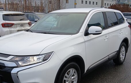 Mitsubishi Outlander III рестайлинг 3, 2019 год, 2 100 000 рублей, 10 фотография