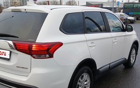 Mitsubishi Outlander III рестайлинг 3, 2019 год, 2 100 000 рублей, 6 фотография