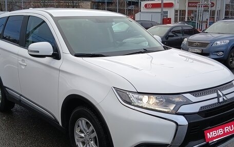 Mitsubishi Outlander III рестайлинг 3, 2019 год, 2 100 000 рублей, 9 фотография