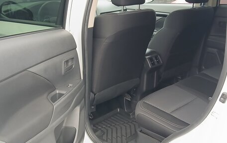 Mitsubishi Outlander III рестайлинг 3, 2019 год, 2 100 000 рублей, 20 фотография