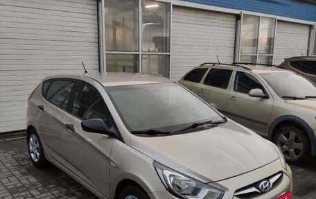Hyundai Solaris II рестайлинг, 2011 год, 890 000 рублей, 2 фотография