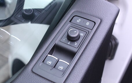 Volkswagen Multivan T6 рестайлинг, 2018 год, 4 950 000 рублей, 15 фотография