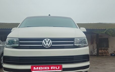 Volkswagen Caravelle T6 рестайлинг, 2018 год, 4 100 000 рублей, 1 фотография