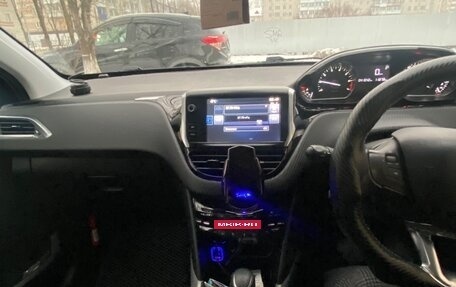 Peugeot 2008 II, 2015 год, 830 000 рублей, 3 фотография