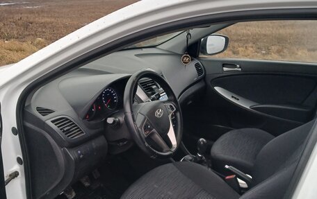 Hyundai Solaris II рестайлинг, 2015 год, 950 000 рублей, 2 фотография