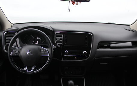 Mitsubishi Outlander III рестайлинг 3, 2020 год, 2 130 000 рублей, 15 фотография